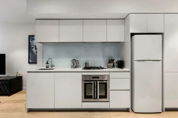 Sleek Urban Living in the Heart of Prahran's Vibrant Lifestyle Hub - Photo 1