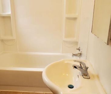 🏡 À LOUER – 3 ½ (demi sous-sol) – Quartier calme et paisible - Photo 3
