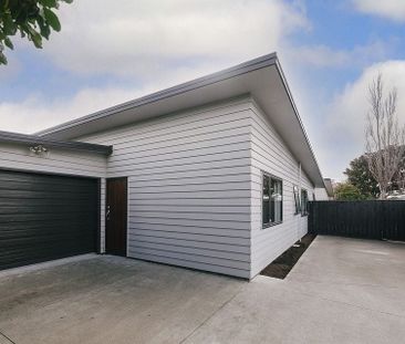 Modern 3 Bed 2 Bath Home | Central Location - Photo 3