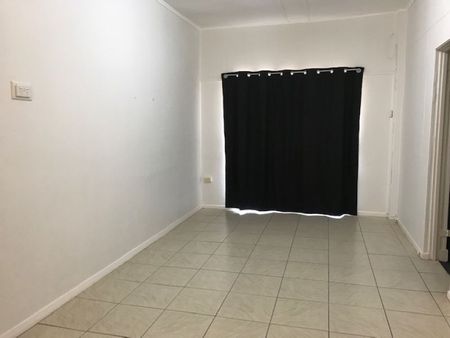 Large 2 Bedroom unit - Close to town - Photo 4