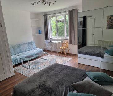 Studio Flat, Chilworth Court, SW19 - Photo 3
