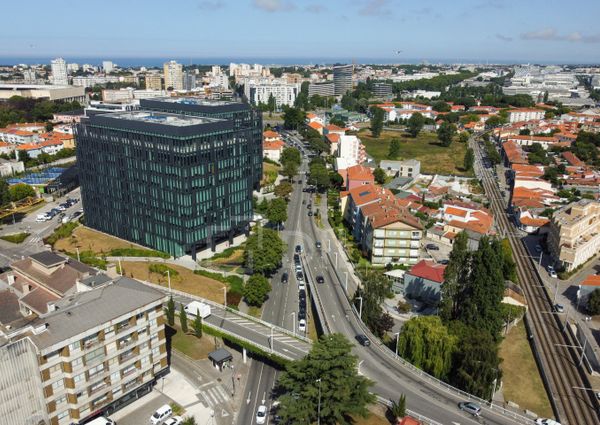 Apartamento T1 com varanda - Novo - Casa da Musica - Rotunda Boavista