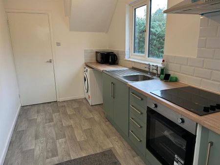 3 bedroom semi-detached house to rent - Photo 2