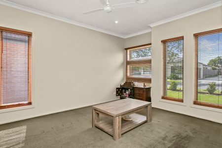 Spacious and Bright 3-Bedroom Home in Epping - Photo 2