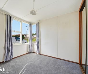 Two Bedroom Home with Spacious Backyard - Photo 5