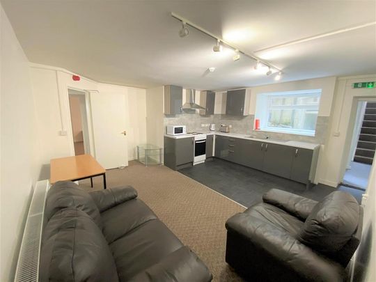 3 bedroom flat to rent - Photo 1