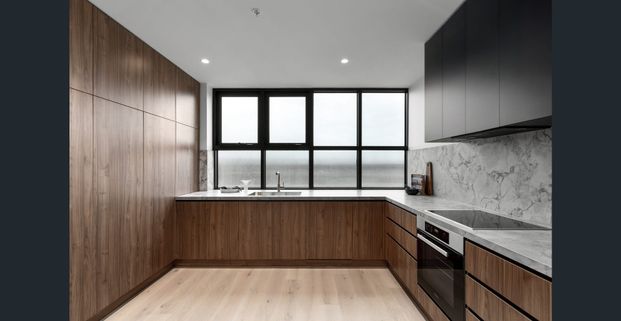 Boutique Luxury Living with Panoramic City Views. - Photo 1