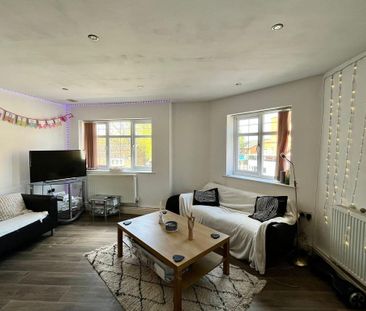 3 bedroom flat to rent - Photo 3