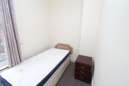 3 bedroom end of terrace house to rent - Photo 3