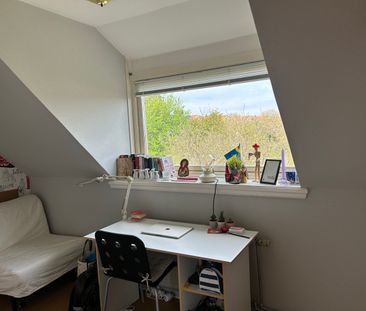 Mysigt rum med trädgårdsutsikt i charmigt hus - Photo 3