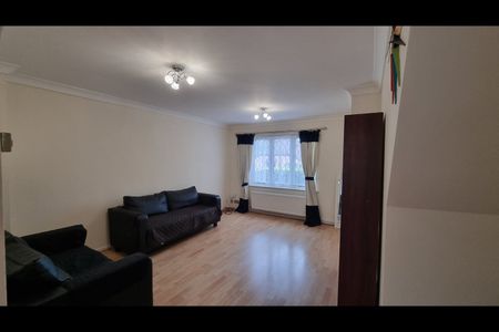 3 Bed Semi-Detached House, Gables Close, SE12 - Photo 3