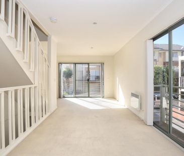 Perfectly positioned townhouse - Photo 1