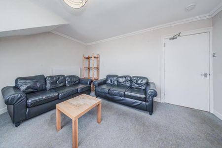 4 bedroom flat to rent - Photo 2
