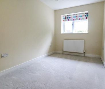 4 bedroom semi-detached house to rent - Photo 3