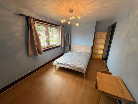 3 bedroom flat to rent - Photo 4