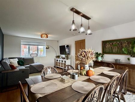 4 bedroom detached house to rent - Photo 2