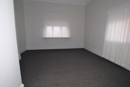 CENTRAL 2 BEDROOM RENOVATED HOME - Photo 3