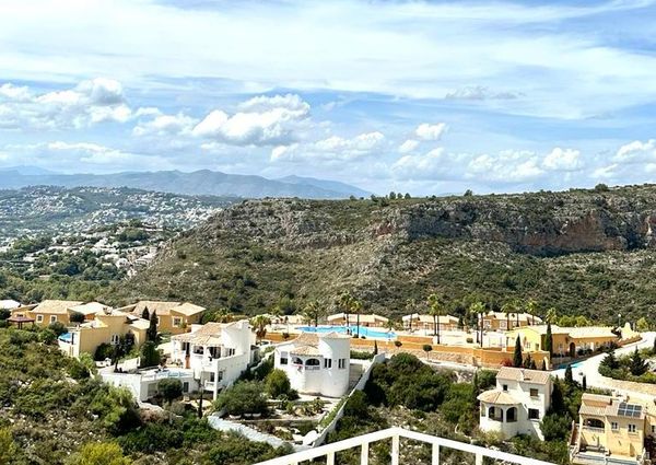 Villa for rent with 4 bedrooms and 3 bathrooms with stunning views