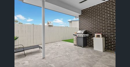 MODERN 3 BEDROOM HOME WITH STUDY, DOUBLE GARAGE AND SOLAR! - Photo 5