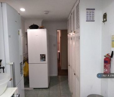 1 bedroom in a house share to rent - Photo 2