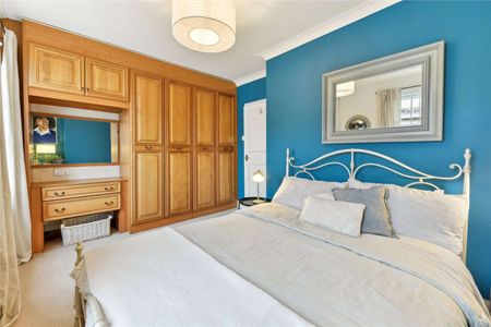 Beautiful period maisonette set over 2 floors in a charming period conversion which is presented in good condition throughout. - Photo 3