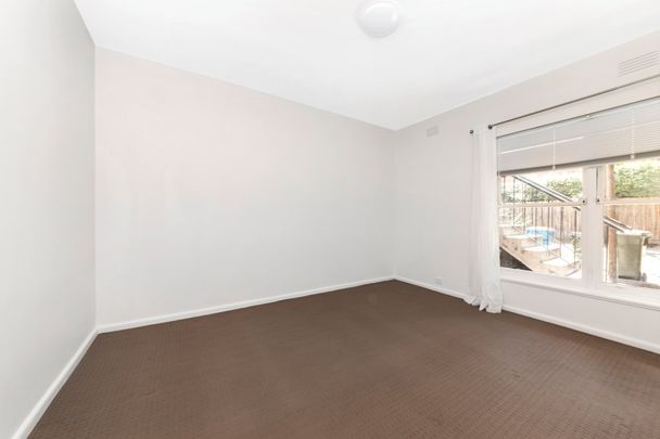 Ground Floor 2 Bedroom Apartment in an Ideal Location - Photo 1