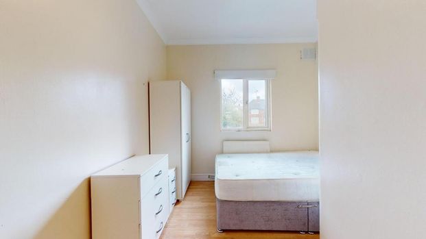 1 bedroom in a flat share to rent - Photo 1