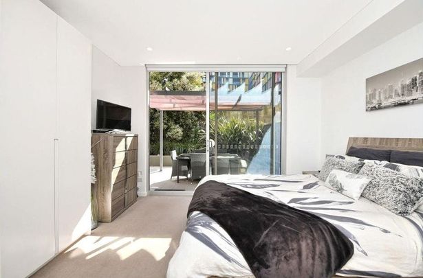 Sophisticated luxurious apartment by the water - Photo 1