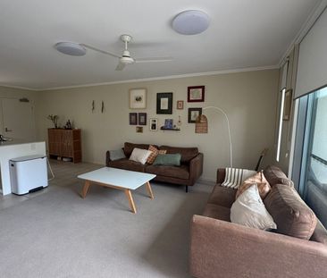 Furnished room in a 2 bed apartment at Sphere Complex - Photo 4