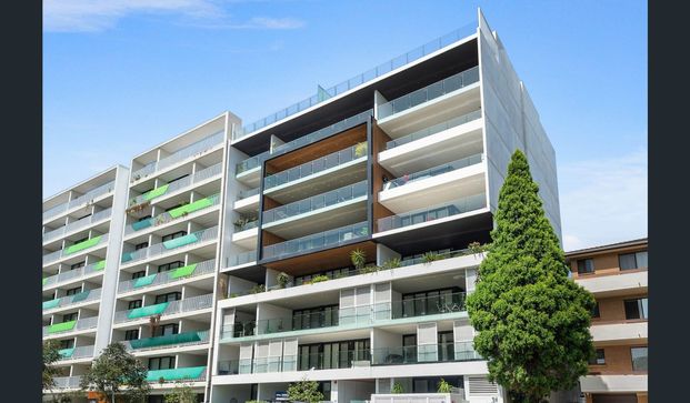 Sleek North Facing Apartment Steps from the Beach - Photo 1