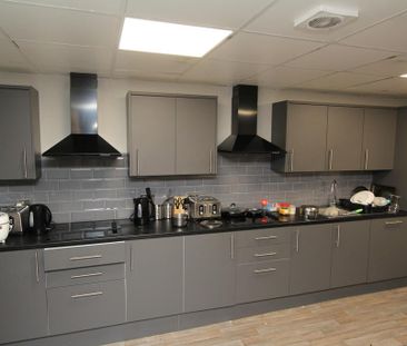 1 bedroom in a flat share to rent - Photo 6