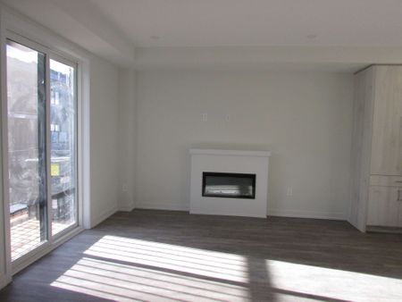For Lease - 18 Mermot Lane, Richmond Hill, Ontario - Photo 2