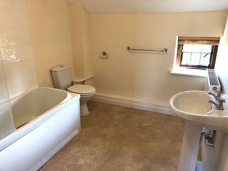 2 bedroom character property to rent - Photo 5