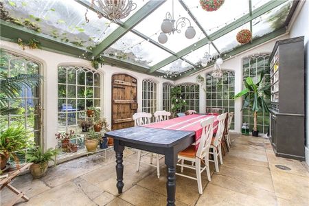 A stylish period house located close to the town centre and delightful countryside walks. - Photo 5