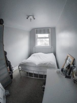 Room in a Shared Flat, East Hill, SW18 - Photo 1