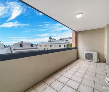 Walk to Story Bridge | Stylish 1 Bedroom Apartment with Parking - Photo 6