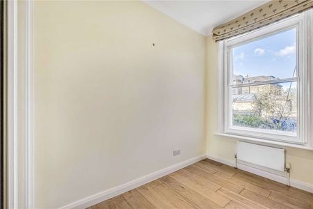 A charming raised ground floor apartment with a modern eat-in kitchen and recently refurbished bathrooms. - Photo 4