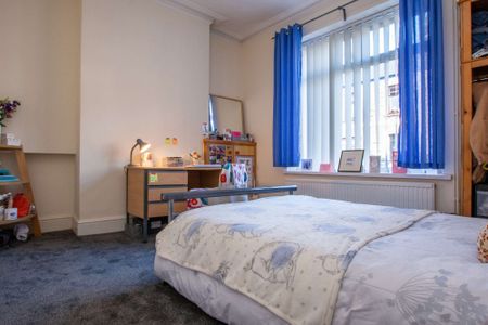 Large open-plan living room with contemporary kitchen - Photo 4