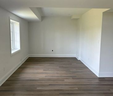 Detached Home For Lease | N9247650 - Photo 3