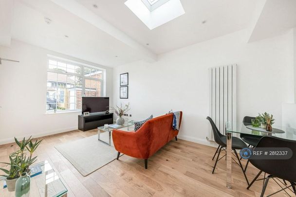 3 bedroom flat to rent - Photo 1