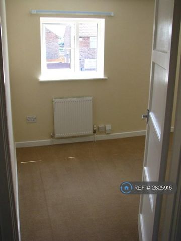 2 bedroom semi-detached house to rent - Photo 2