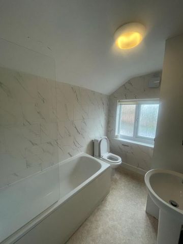 55 Leopold Street - Front door access 4 bed 2 bathLoughborough - Photo 5