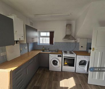 4 bedroom semi-detached house to rent - Photo 6