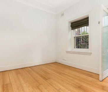 Boutique 1 bedroom apartment with shared courtyard. - Photo 5