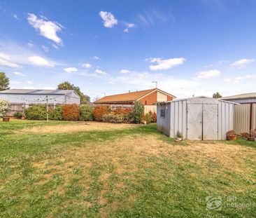 Beautifully Presented Family Home in Prime Melton West Location! - Photo 6