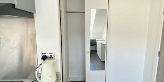 Cozy 2-Bedroom Flat on Vibrant Ecclesall Road - Photo 3