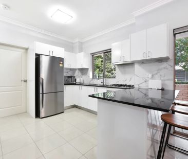 Exceptionally located, renovated apartment overlooks Park Road - Photo 6
