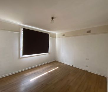 Large Entertaining Area - Photo 3