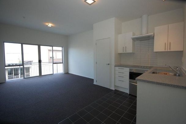 Sunny unfurnished apartment with outdoor pool - Photo 1