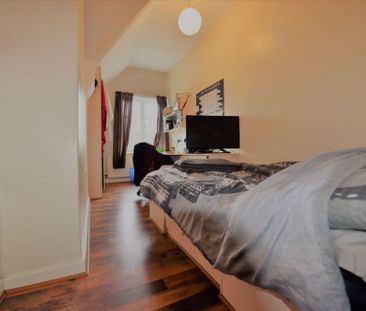 6 bedroom Flat in Hollybank, Leeds - Photo 2